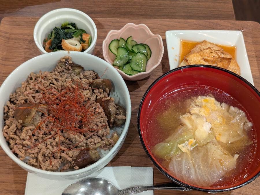ナスとひき肉の甘辛丼