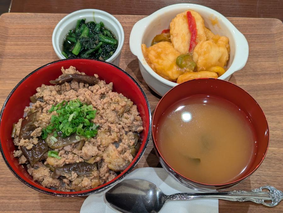 ナスとひき肉の甘辛丼定食